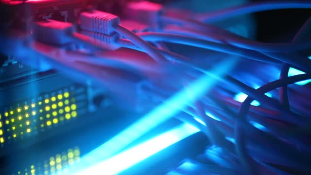 Cableado y enlaces de fibra óptica en infraestructura empresarial